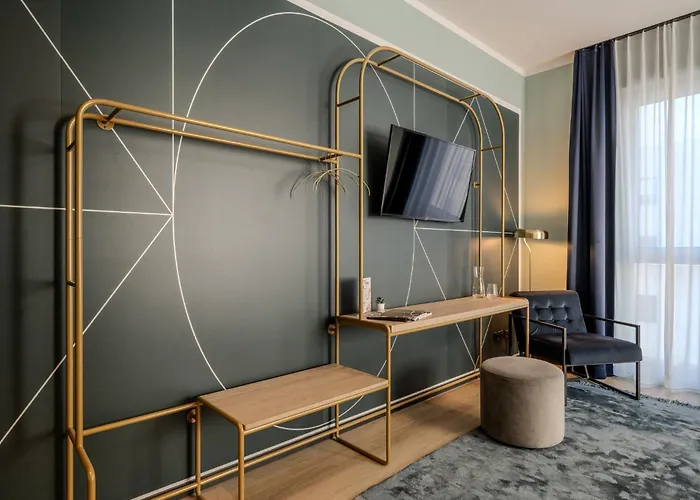 Hotel The Base One 3*