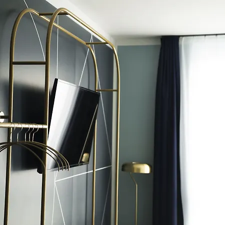 Ξενοδοχείο The Base One 3*