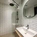 فندق The Base One