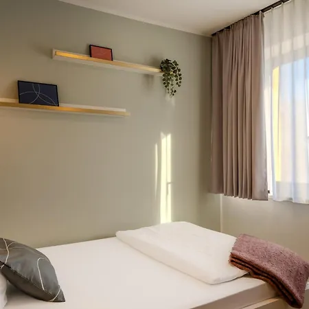 Hotel The Base One *